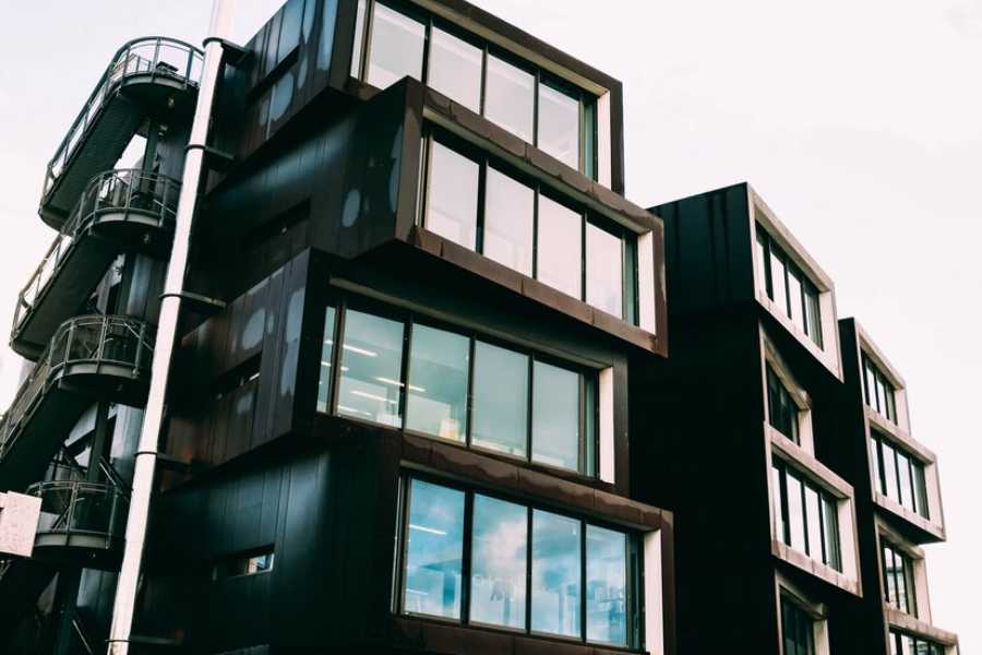 Viviendas modulares con fachada de vidrio